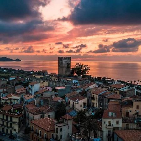 Casa Tranquilla E Luminosa Con Terrazzo A Due Passi Dal Mare Apartamento Brolo Exterior foto