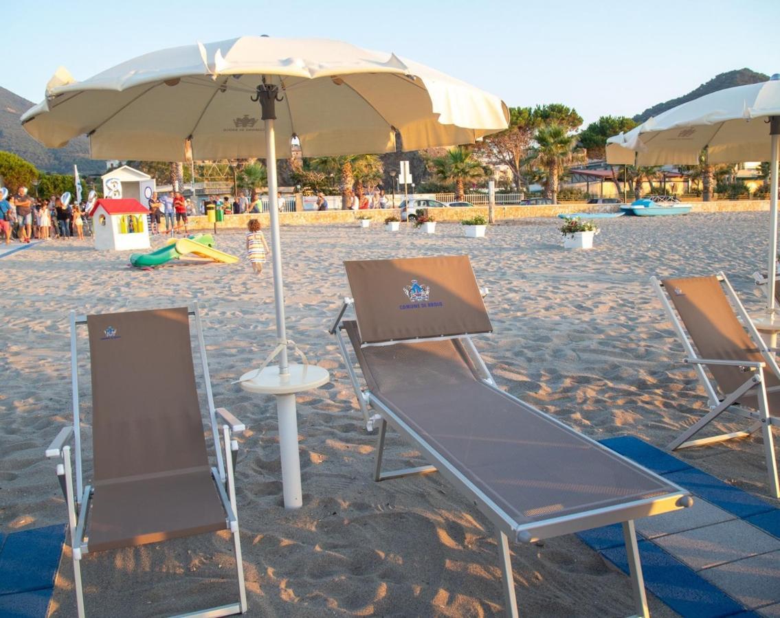 Casa Tranquilla E Luminosa Con Terrazzo A Due Passi Dal Mare Apartamento Brolo Exterior foto