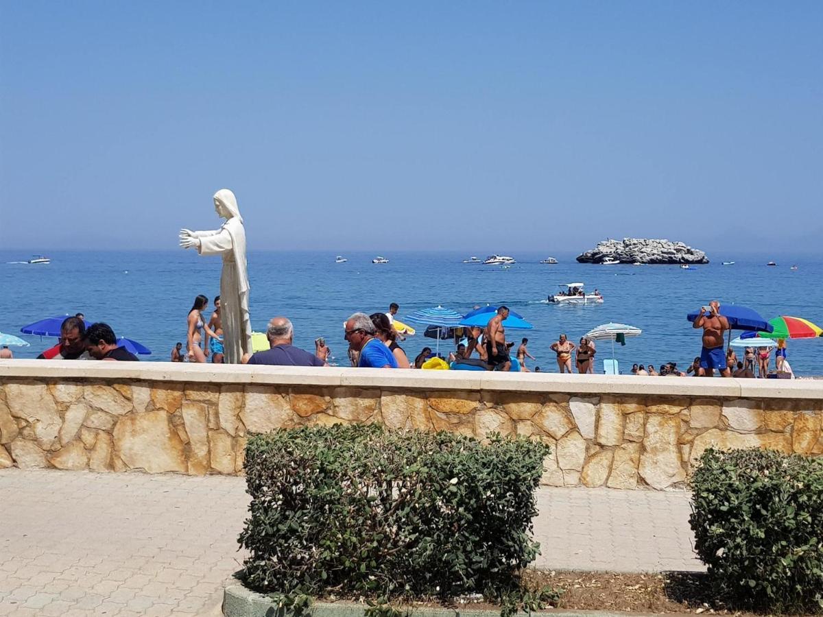 Casa Tranquilla E Luminosa Con Terrazzo A Due Passi Dal Mare Apartamento Brolo Exterior foto