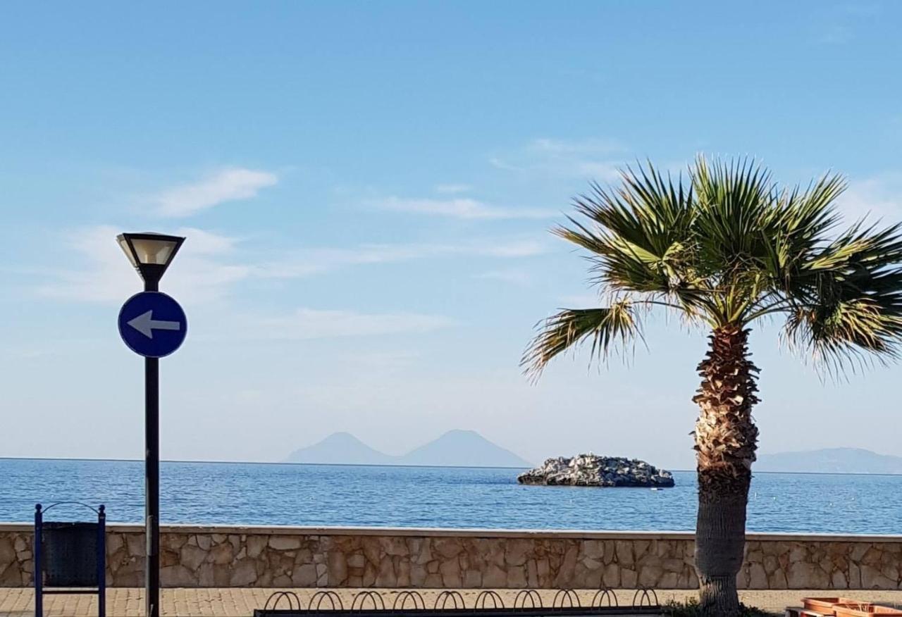 Casa Tranquilla E Luminosa Con Terrazzo A Due Passi Dal Mare Apartamento Brolo Exterior foto