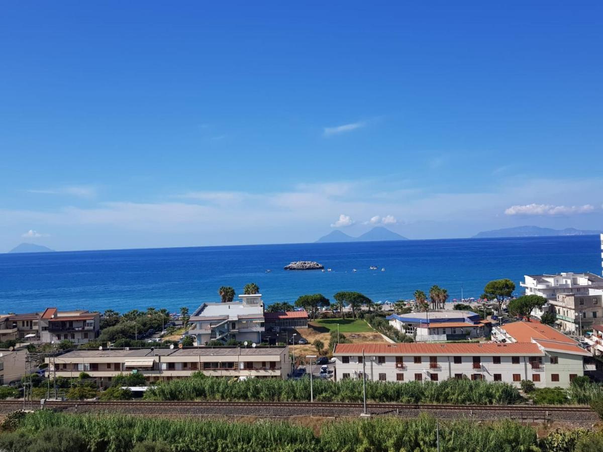 Casa Tranquilla E Luminosa Con Terrazzo A Due Passi Dal Mare Apartamento Brolo Exterior foto