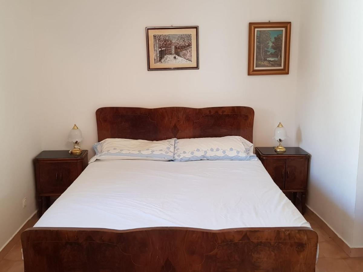 Casa Tranquilla E Luminosa Con Terrazzo A Due Passi Dal Mare Apartamento Brolo Exterior foto