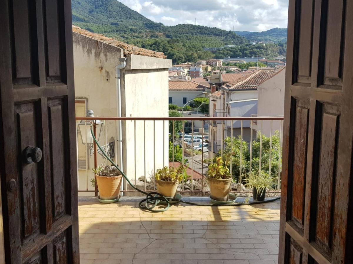 Casa Tranquilla E Luminosa Con Terrazzo A Due Passi Dal Mare Apartamento Brolo Exterior foto