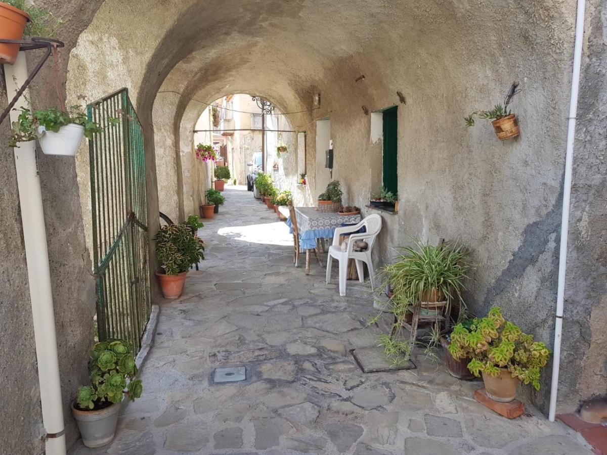 Casa Tranquilla E Luminosa Con Terrazzo A Due Passi Dal Mare Apartamento Brolo Exterior foto