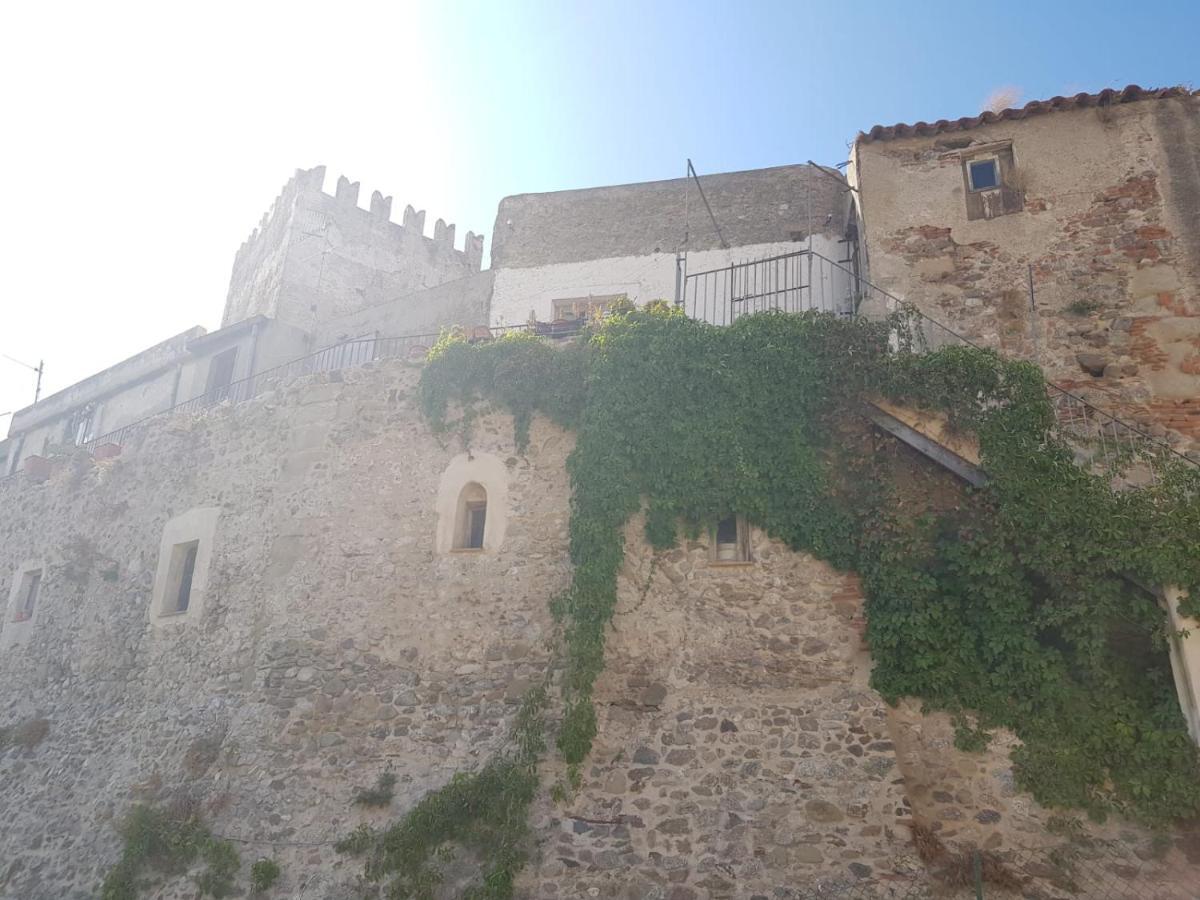 Casa Tranquilla E Luminosa Con Terrazzo A Due Passi Dal Mare Apartamento Brolo Exterior foto