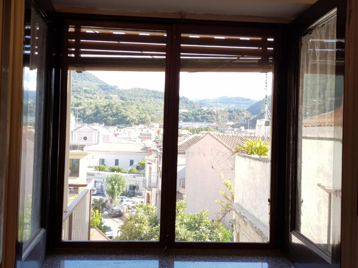Casa Tranquilla E Luminosa Con Terrazzo A Due Passi Dal Mare Apartamento Brolo Exterior foto