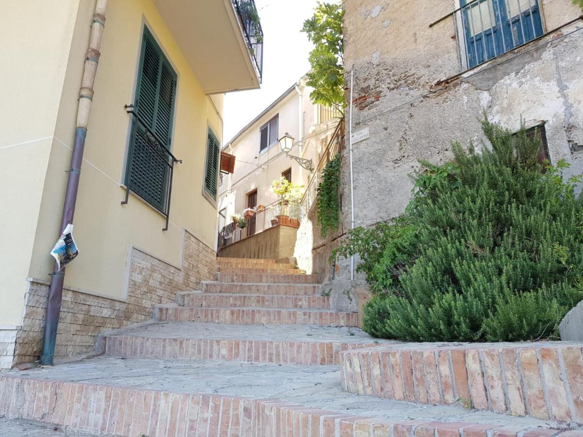Casa Tranquilla E Luminosa Con Terrazzo A Due Passi Dal Mare Apartamento Brolo Exterior foto