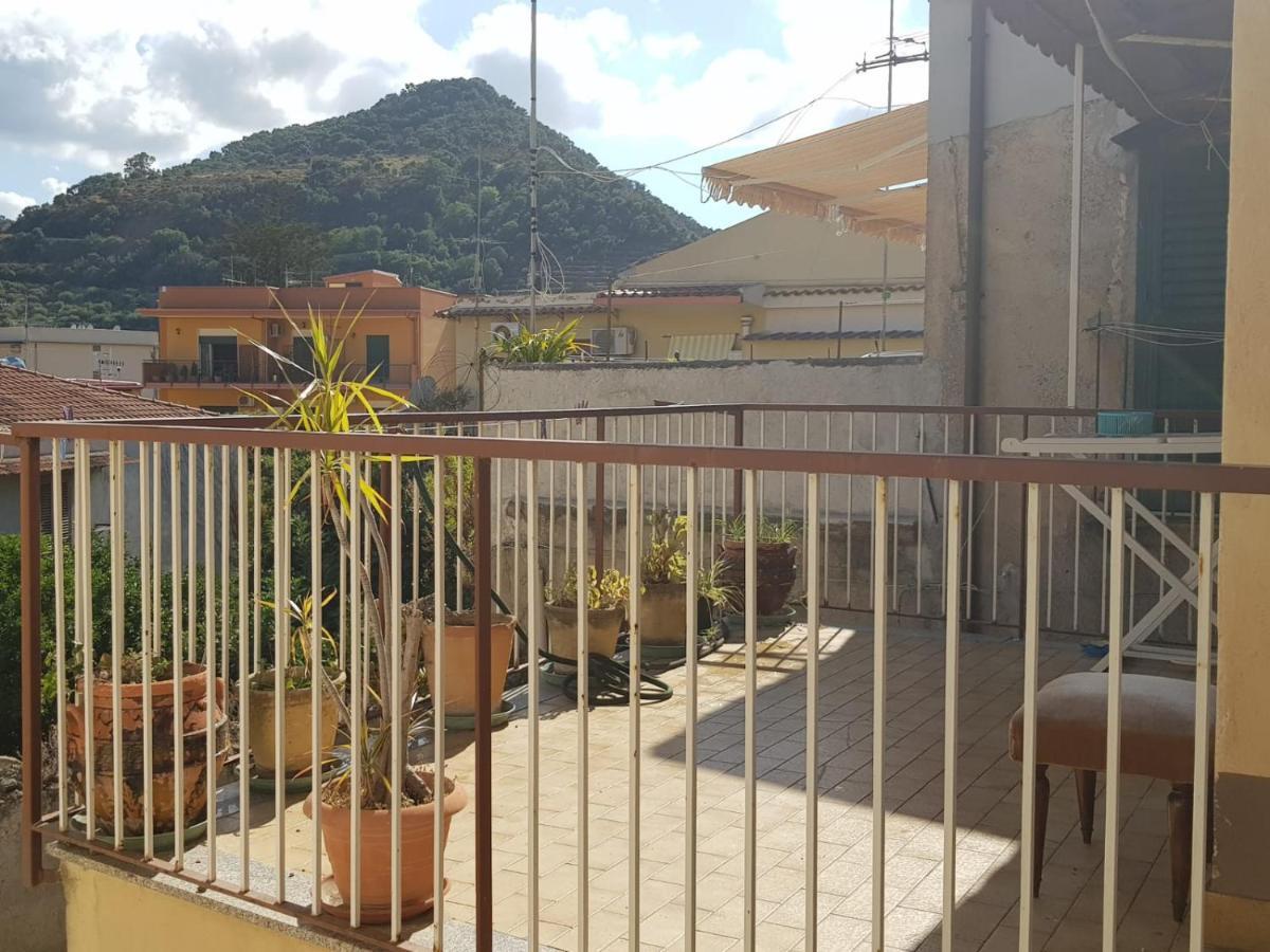 Casa Tranquilla E Luminosa Con Terrazzo A Due Passi Dal Mare Apartamento Brolo Exterior foto